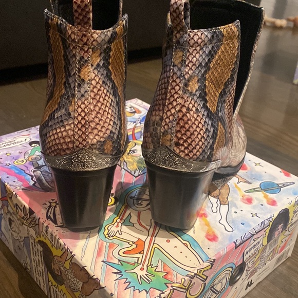 Jeffrey Campbell Cromwell booties. Grey wine snake silver. Size 11. Super cool - Picture 4 of 6